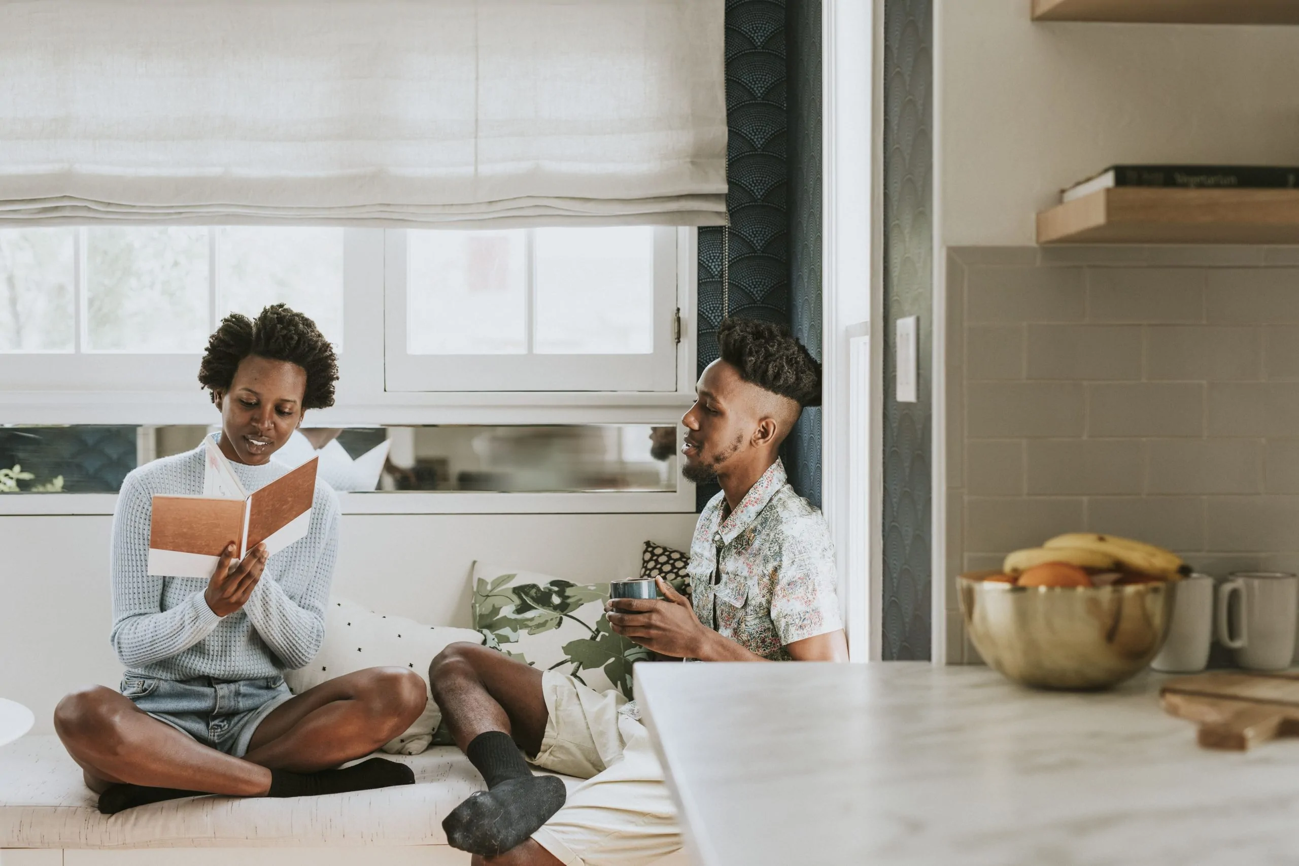 Couple heureux se détendant ensemble à la maison